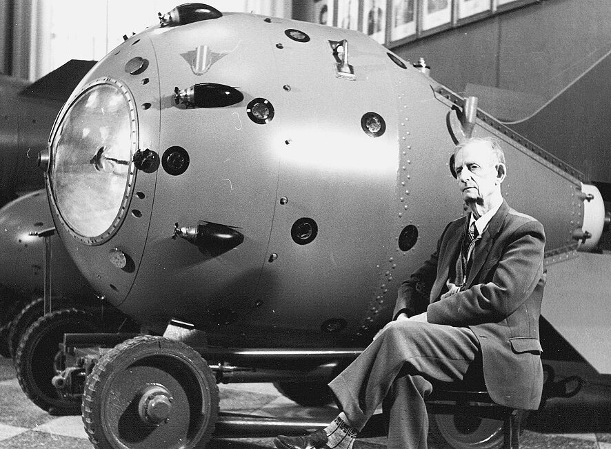 Академик Юлий Харитон около бомбы РДС-1 (Музея ядерного оружия РФЯЦ-ВНИИЭФ, 1993 год)