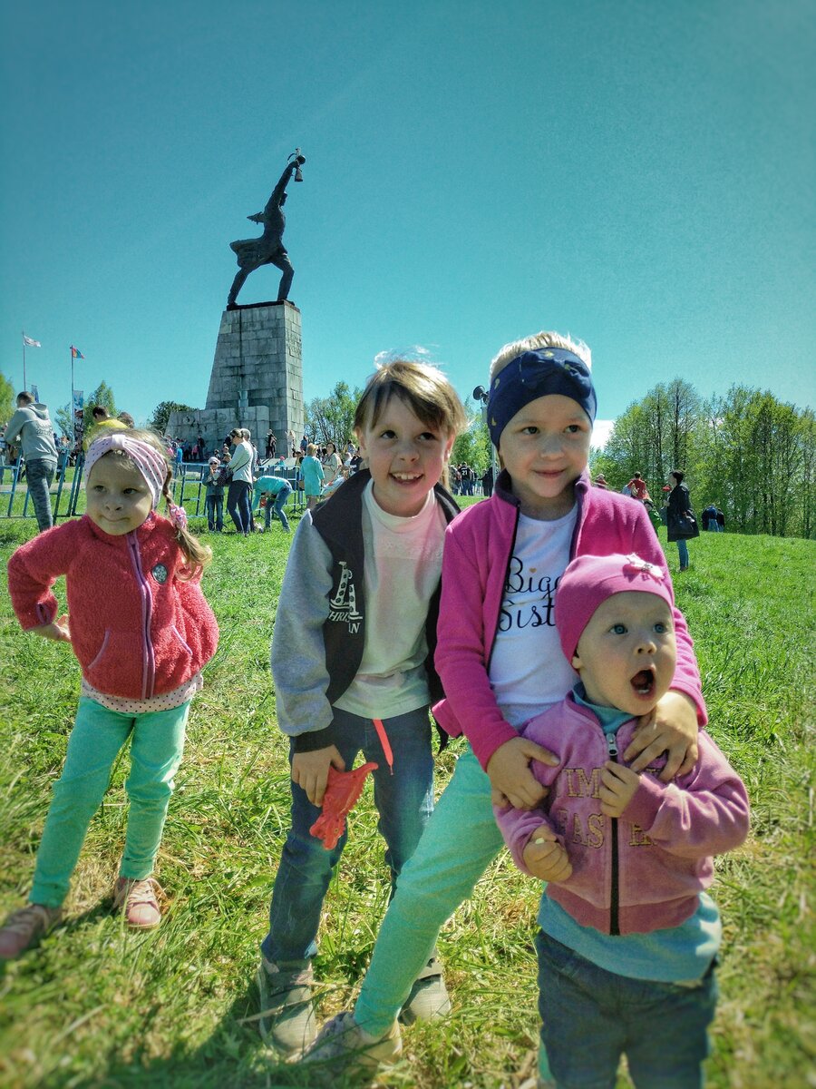 Детство – это то, что мы потеряли во времени, но сохранили в себе.