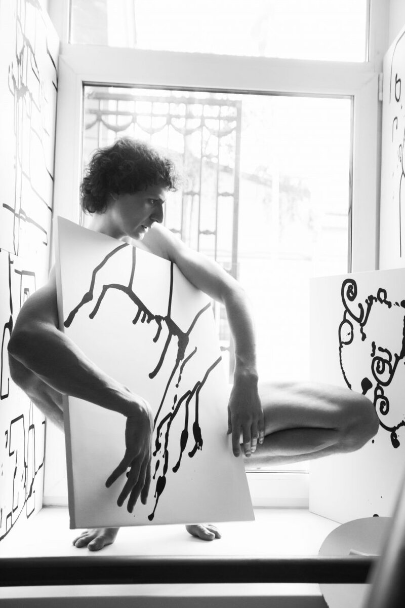 Марат Шемиунов со своими картинами. Фото: lapersonne.com