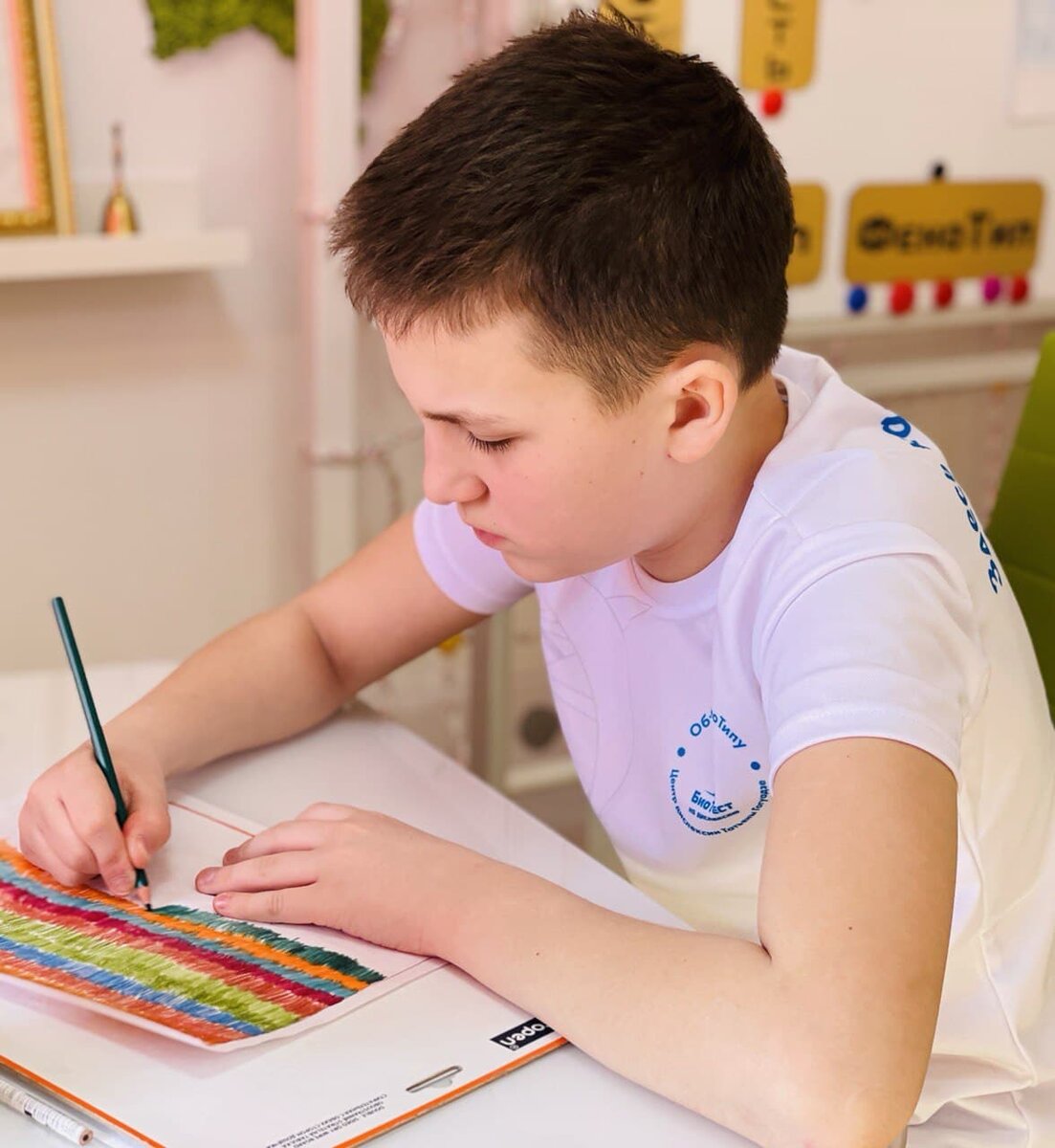 Пример правильной посадки за столом.