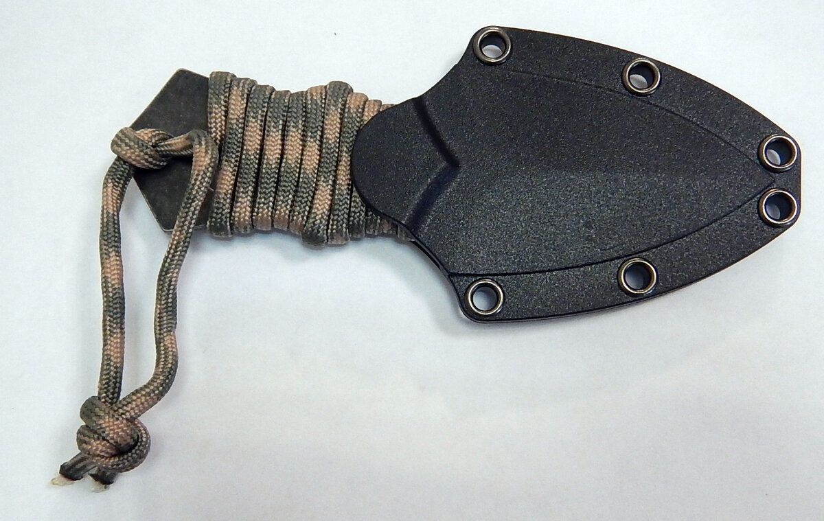 Нож в ножнах.