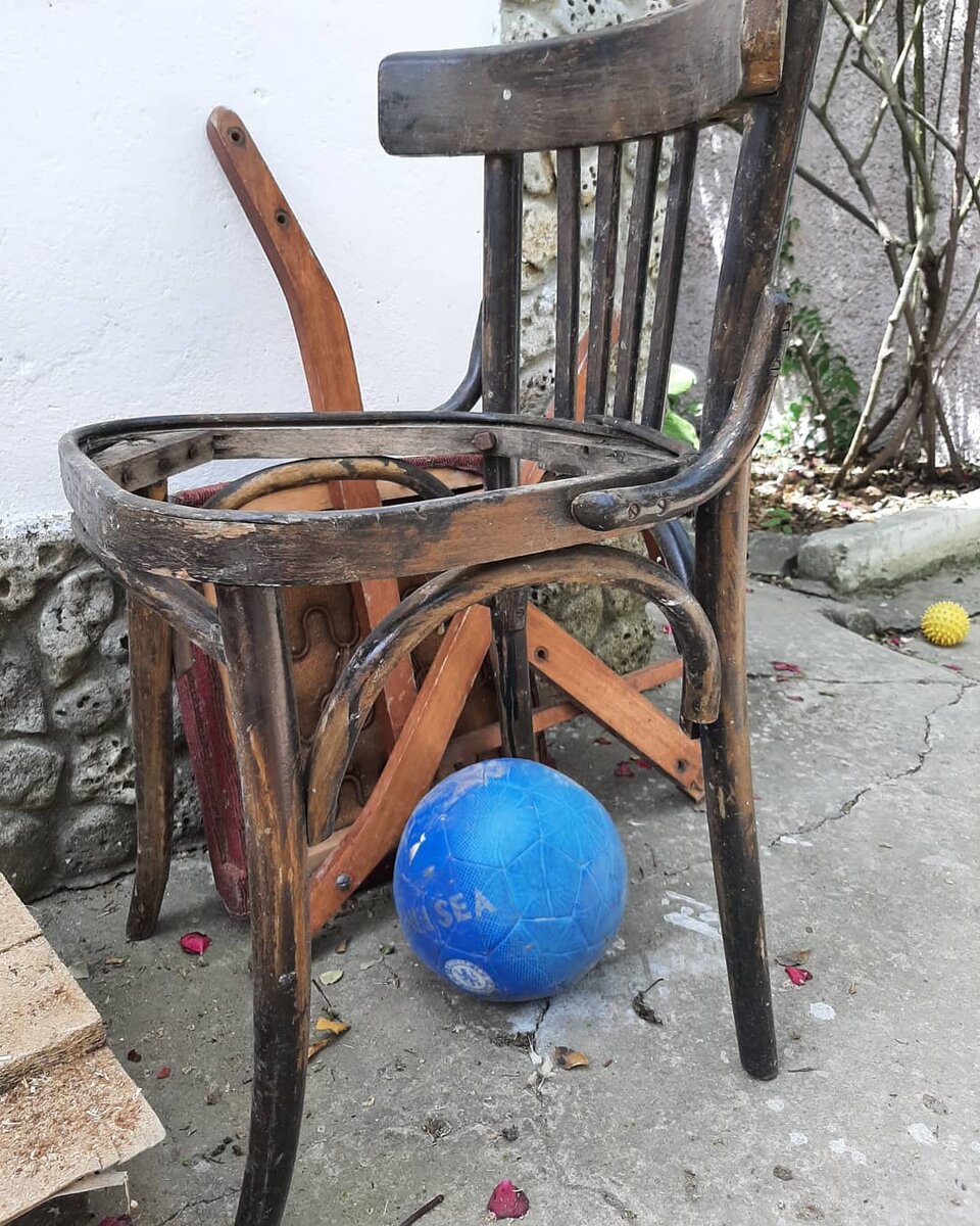 Вот в таком виде достался мне этот стул.