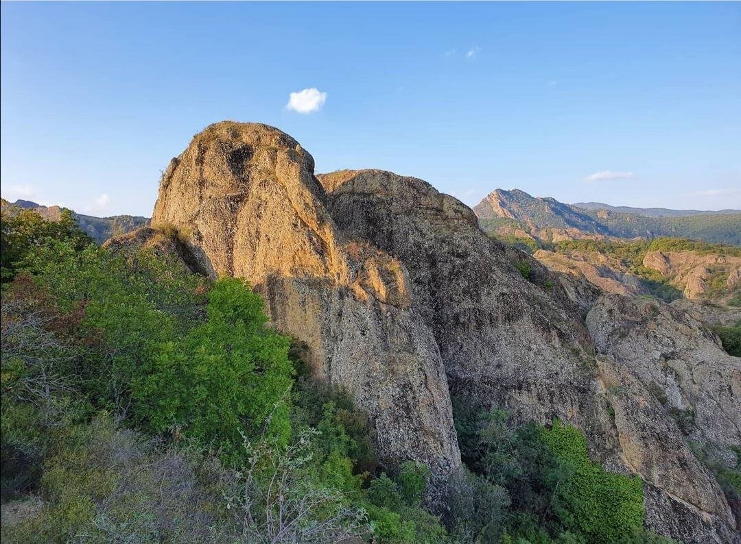 Биртвиси - отличное место для приключения даже с маленькими детьми: маршрут плоский, 3 км в одну стороны, посередине есть организованное кострище, на выезде неплохой рыбный ресторан, на фото вид при подъеме наверх, трекинг в основном внизу между скал