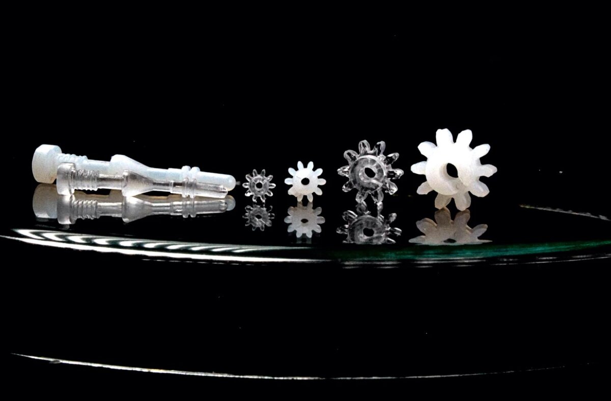 Примеры объектов, изготовленных с использованием нового процесса, в их исходной полимерной (белый) и окончательной форме из кварцевого стекла (прозрачное). Лаборатория Нептун / Фрайбургский университет