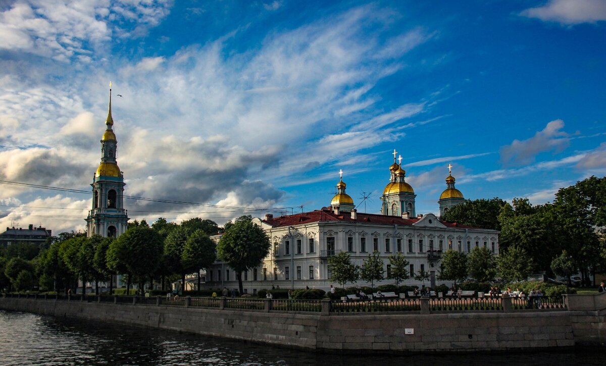 Снимать надо в первой половине дня, иначе в солнечный день придется снимать против солнца. Архив