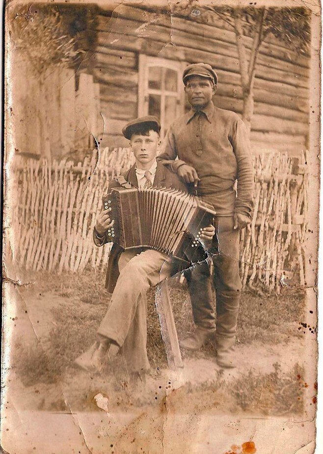 1939-40 г, пос. Шуманиха, Куцырёв Захар Егорович с сыном Александром. Фото предоставил Куцырёв Александр Иванович.