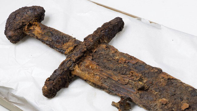 Рукоять и сильная часть клинка меча.