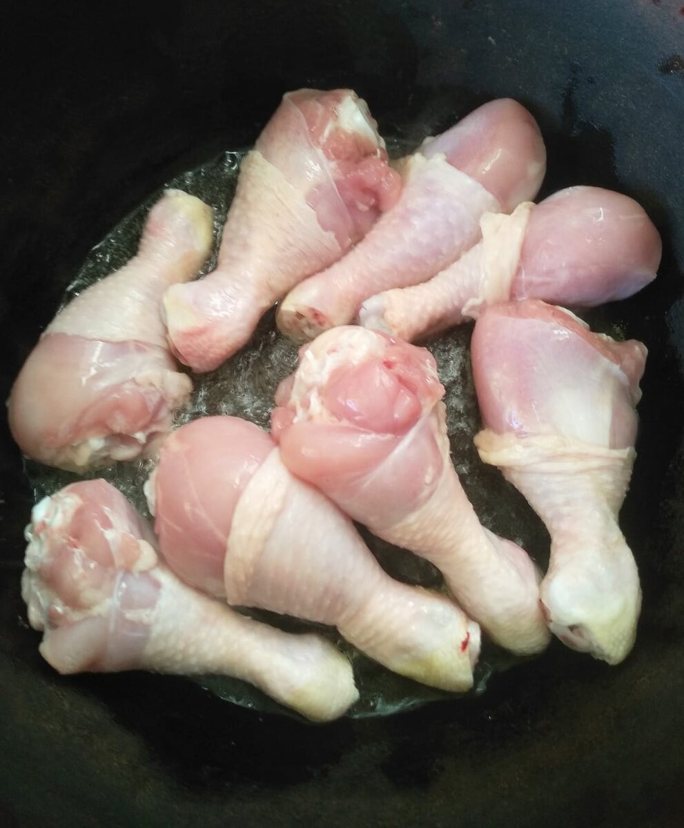 Хорошо обжарьте куриную голень в растительном масле. 