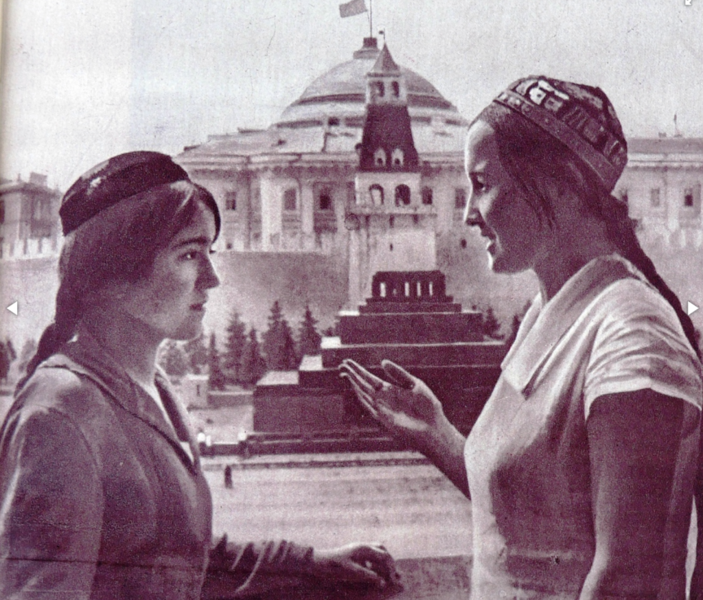 Девушки – таджички в Москве на съезде ВЛКСМ СССР, справа секретарь ЛКСМ Таджикской ССР, первая женщина-юрист республики Амина Юлдашева, 1935 г.