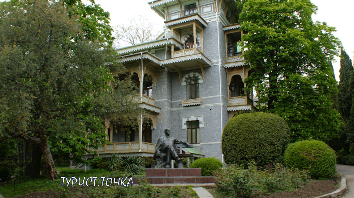 Памятник В. И. Ленину в Гурзуфе у Гагаринского корпуса