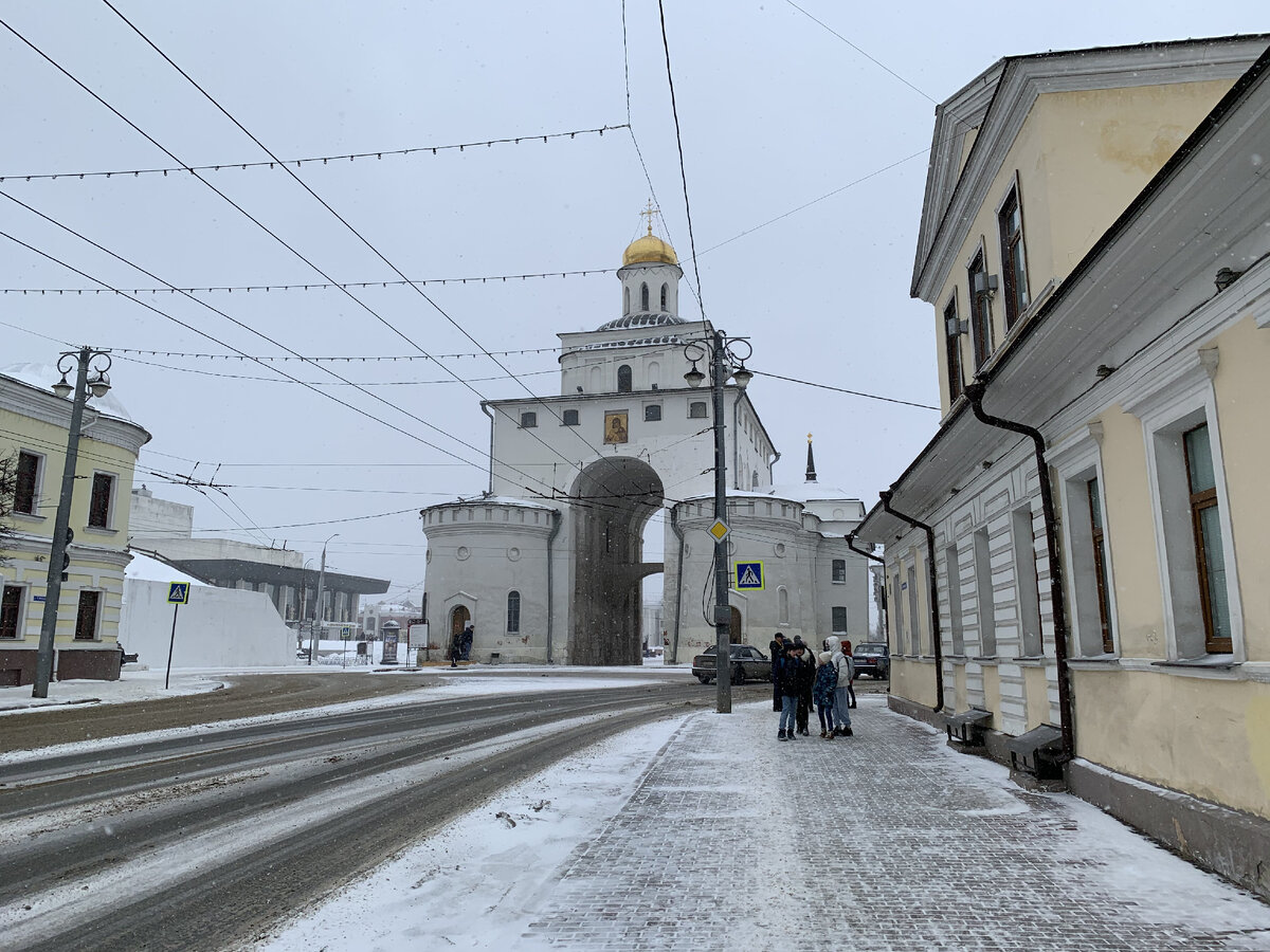 Классический вид на Золотые ворота со стороны Большой Московской улицы. Именно так вы увидите их, если пойдете пешком со стороны вокзала. Все фото в статье сделаны лично автором