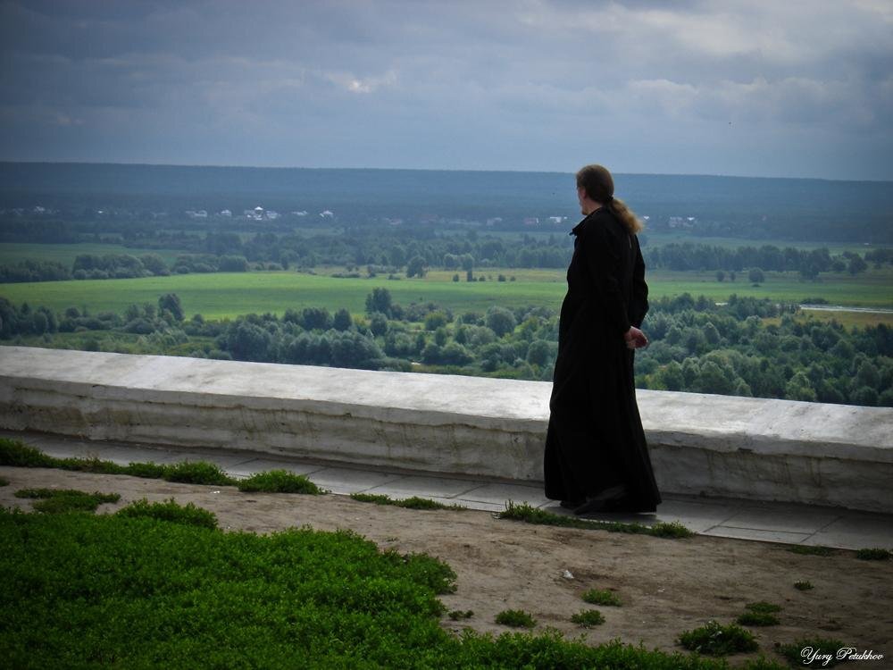 Храм никто не живет в одиночестве. Священник со спины. Монах в храме. Батюшка со спины. Монах со спины.