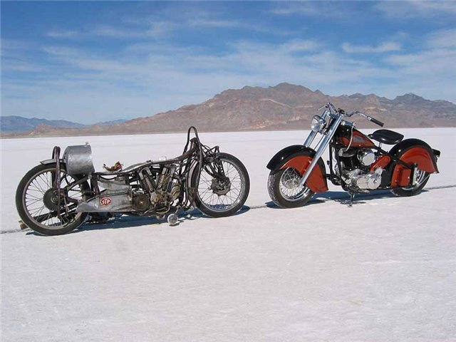 "Indian Scout" (слева) в Бонневилле.