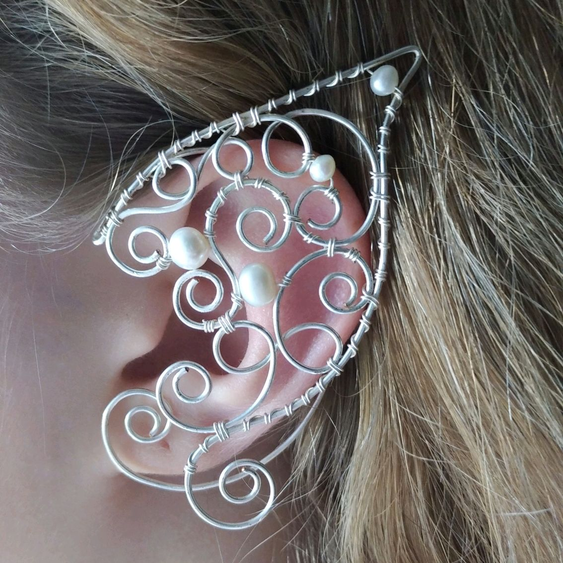 На фото: Эльфийские ушки каффы Морозные серьги с жемчугом