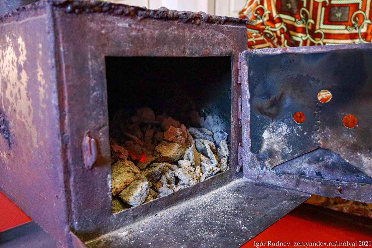 Небольшая железная печурка стоит посреди комнаты