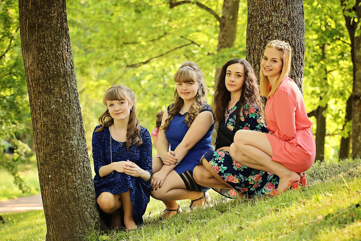 фотосессия выпускниц на природе. красивые выпускницы. школьный выпускной на природе. фотосессия на выпускной. выпускницы на природе.