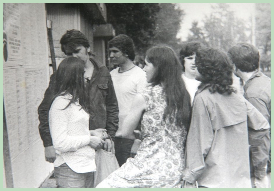 У киноафиши. 1973 г. Фото Владимира Нестеренко.