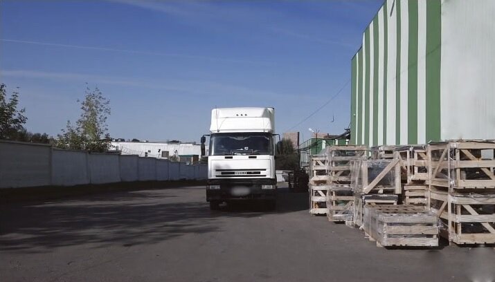 Логистический центр, где осуществляется загрузка фуры палетами. Скриншот из видео, используется и распространяется бесплатно по лицензии https://www.youtube.com/t/terms