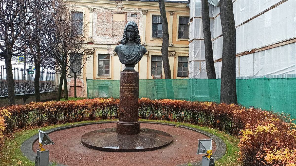 Бюст около дворца открыт в 2002 году, арх. О. Брунина