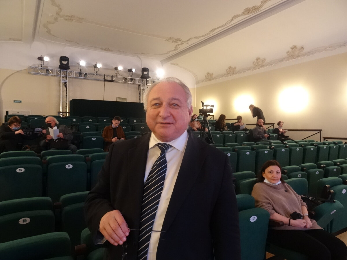 Проф. московской консерватории Владимир Петров