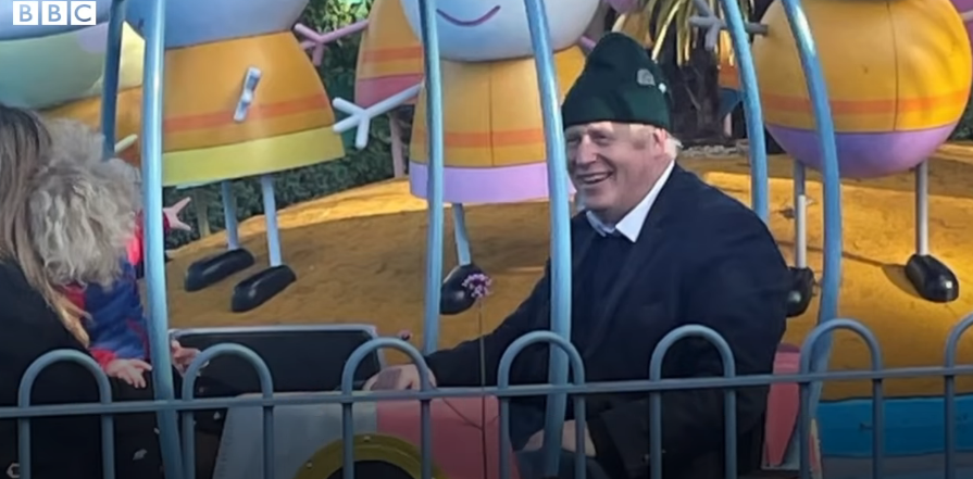 Кадр из видео BBC в иллюстративных целях, на фото премьер-министр Великобритании Борис Джонсон в парке развлечений "Мир Свинки Пеппы"