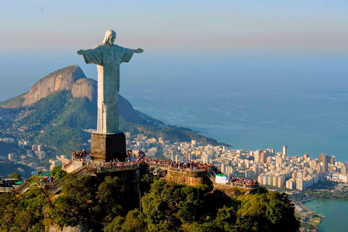 Самая белая страна латинской америки. Статуя Христа-Искупителя Рио-де-Жанейро. Статуя Христа Искупителя, Южная Америка, Рио-де-Жанейро. Высота статуи Христа в Рио-де-Жанейро. Бразилия Рио де Жанейро.