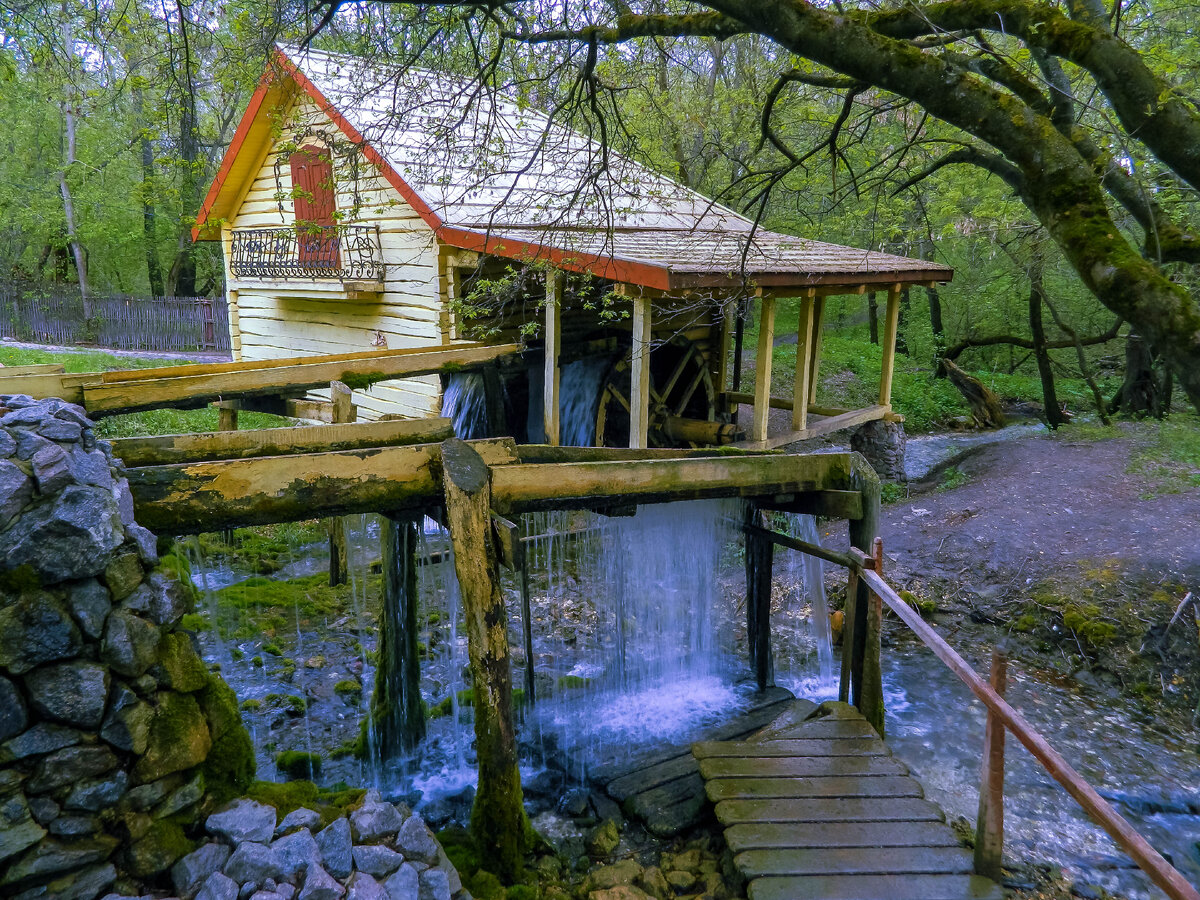 Я уже рассказывал о водяной мельнице в селе Красниково Курской области. Сегодня не большой рассказ о такой же достопримечательности Воронежской области в селе Колодежном. Посещение мельницы было запланировано в ходе не большого трех дневного авто пробега вдоль Дона. Собрав в интернете не много информации и посмотрев фото решили что едем. Мельница построена предположительно в 1 половине 18 века, проработала мельница до конца 1960-х годов.