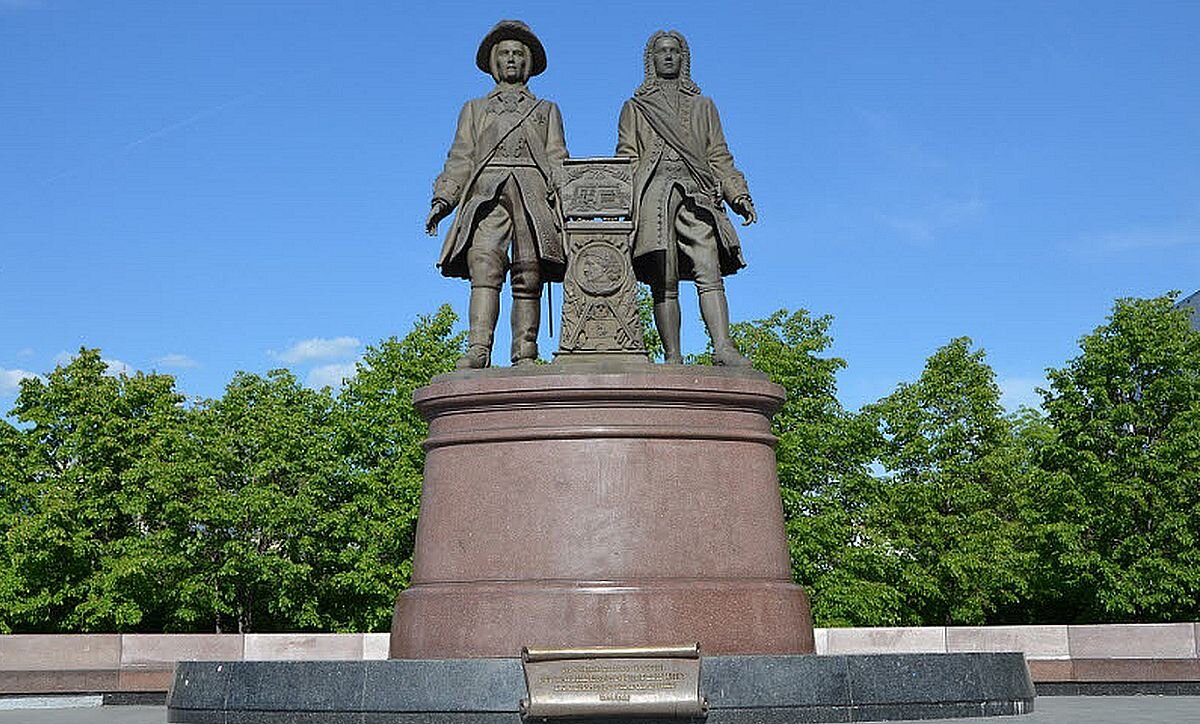 Памятник Татищеву и де Геннину в центре Екатеринбурга