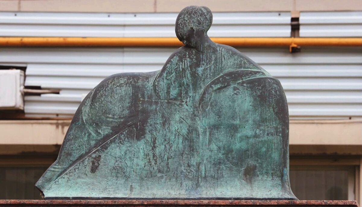 Памятник Ахматовой