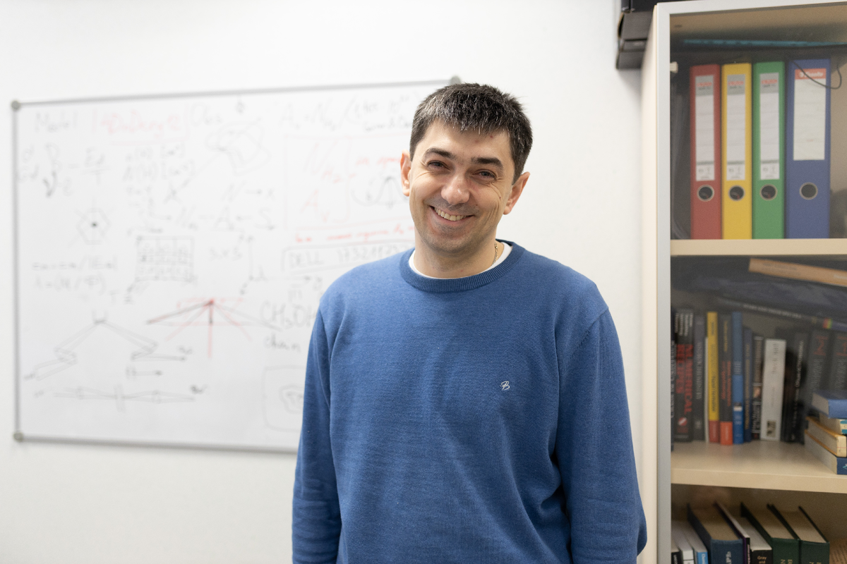 Сотрудник Научной лаборатории астрохимических исследований УрФУ Глеб Федосеев в научном проекте отвечает за проведение экспериментов. Фото: Илья Сафаров, медиацентр УрФУ.