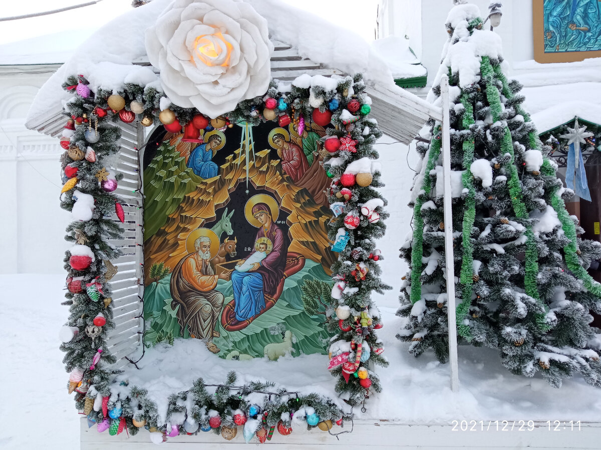 Фото автора статьи Рождественский "вертеп" установлен около Спасо-Никольской церкви