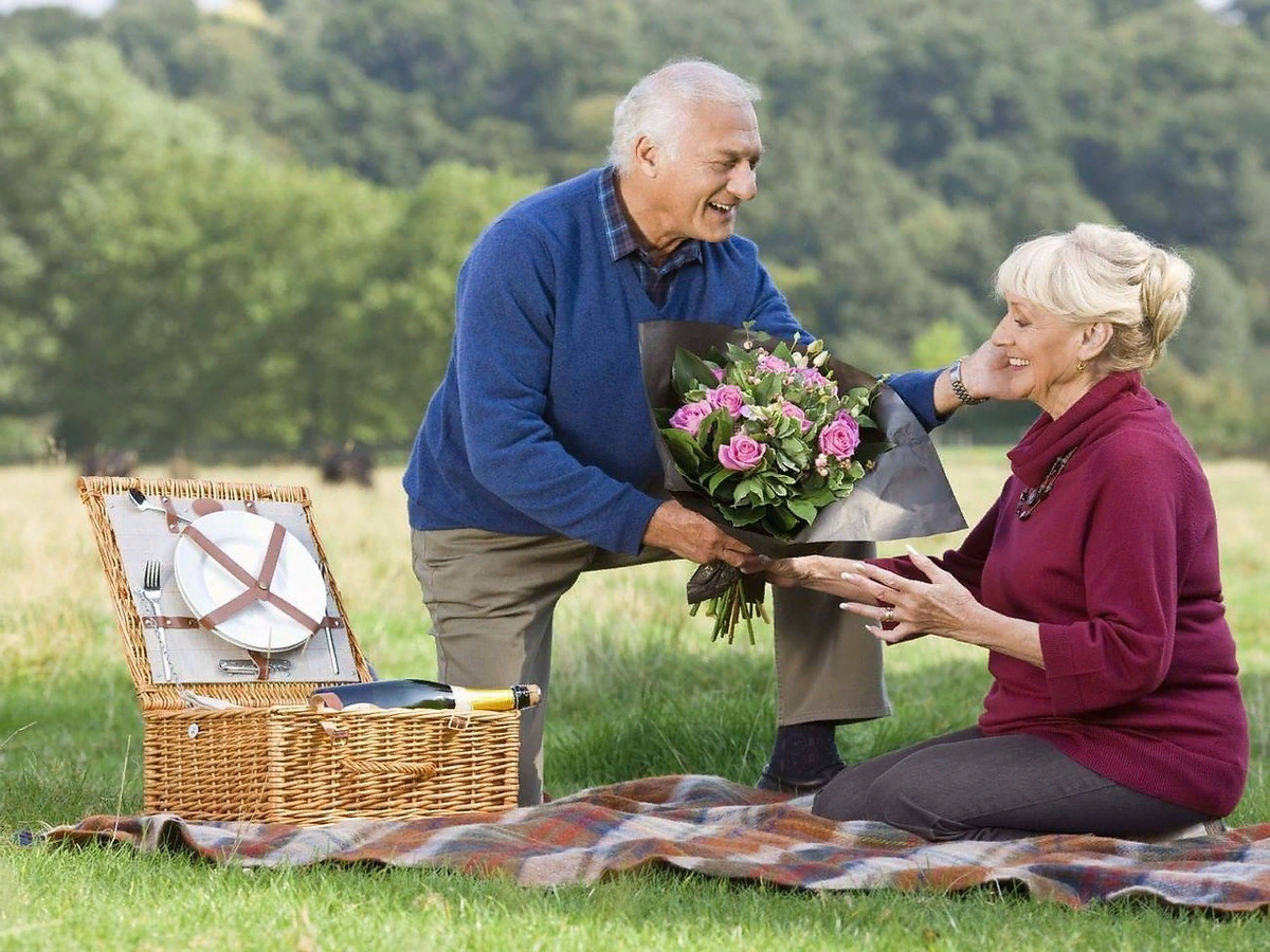 Озеро пожилых людей. Пожилые люди на природе. Счастливые пожилые люди. Счастливые пожилые пары. Счастливые пенсионеры.