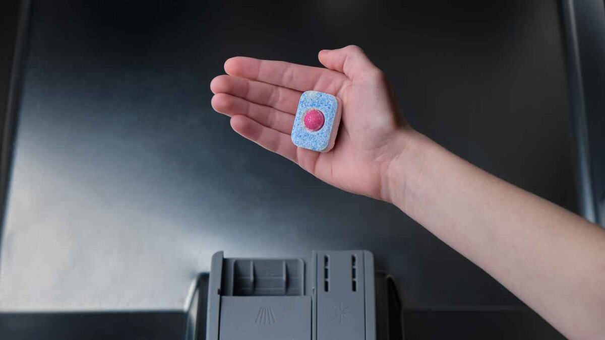 Как выбрать таблетки для мытья посуды
Состав таблетки.
Обязательно изучите упаковку.  Состав — это главное, на что нужно обратить внимание при выборе. И  желательно, чтобы вещества были безопасными.Если в составе нет хлора и фосфатов, то такие таблетки безопасны для здоровья.
Неионогенные поверхностно активные вещества (ПАВ) используются в экологичных средствах, не агрессивны к пластику машины.
Знак «Eco» подтверждает  натуральность ингредиентов. Такие таблетки можно использовать для мытья  детской посуды и людям, склонным к аллергии.
Многослойность таблетки.
На упаковке часто пишут «3 в 1» и  даже «10 в 1». Это значит, что используются дополнительные активные  вещества, помимо базы: чистящий порошок, соль, ополаскиватель. Нужные  дополнительные свойства: защита посудомоечной машины от накипи, придание  блеска посуде, растворение в холодной воде, защита от помутнения.Оптимальный выбор — «5 в «1.  Таблетки «10 в 1» у экспертов вызывают недоверие, так как скорее всего  это маркетинговый ход, позволяющий завысить цену.