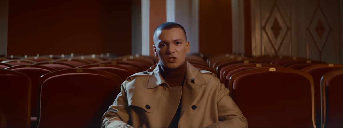 Ещё одно сравнение кадров. Фото: скриншоты из клипов