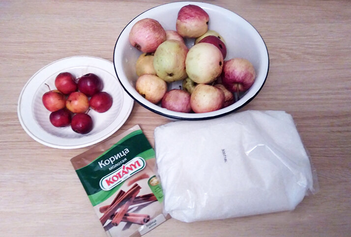 Нужны яблоки, корица и сахар. Ну и вода, конечно.