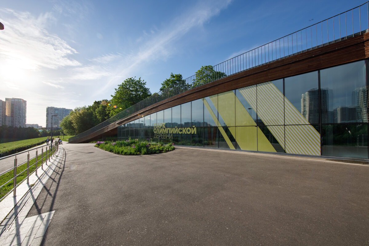 Примечательно, что после Олимпиады-80 парк быстро пришел в упадок. В надлежащий вид его привели только в середине 2010-х годов. Проектом благоустройства занималось британское архитектурное бюро LDA Design – оно же участвовало в разработке концепции Олимпийского парка в Лондоне. Обновленный Парк Олимпийской деревни сохранил спортивный дух. Фото: архив «Мой район» 