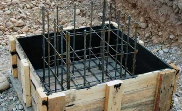  Затем потребуется определиться с формой будущей колонны, поскольку она может быть: круглой, прямоугольной, либо же квадратной. Из инструментов, для изготовления колонн, в первую очередь понадобятся: