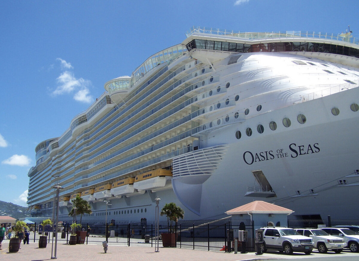 Круизный лайнер мир. Оазис морей круизный лайнер. Oasis of the Seas круизный лайнер. Самый большой в мире круизный лайнер Oasis of the Seas. Самый большой корабль Оазис морей.