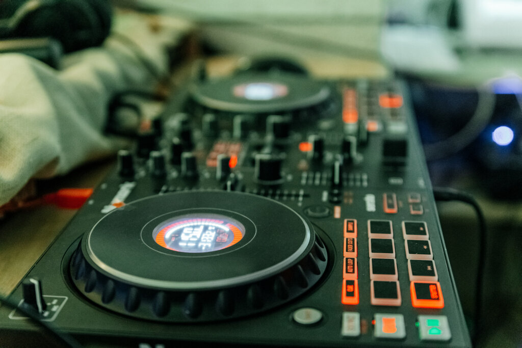 Простая мелодия лучше всего, чтоб ни слов, ни смысла, а просто красиво. Фото: envato.com