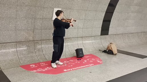 Музыкант на станции метро 