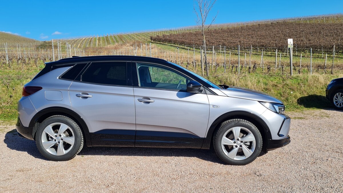 Opel Grandland DI очень идет двухцветный металлик.