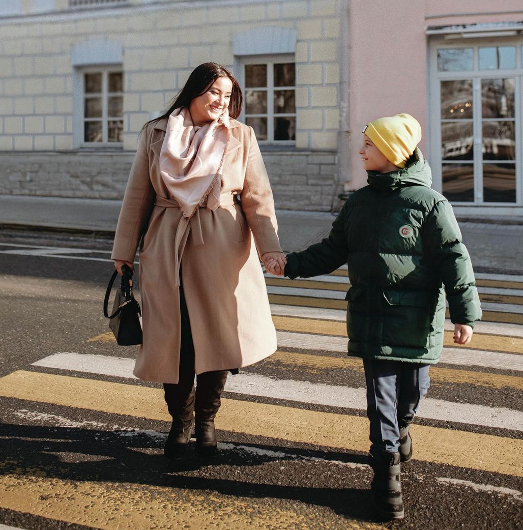 Меня зовут Вика, я — семейный психолог, телеведущая, автор книг «Это же ребенок» и «Это же любовь» и мама троих детей. Поговорим сегодня о том, чем гордятся родители