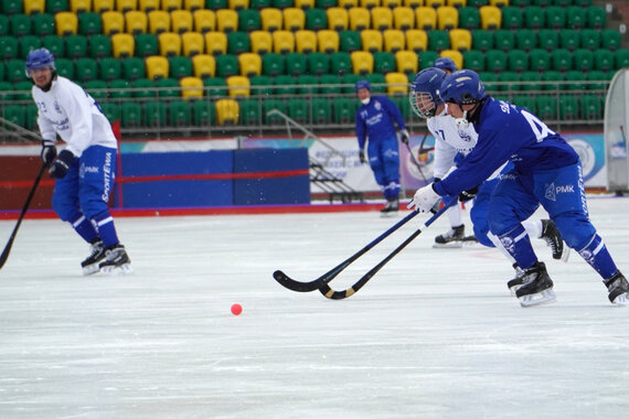 Хоккеисты «Динамо» на тренировке перед матчем с «Водником» /dynamo-bandy.ru