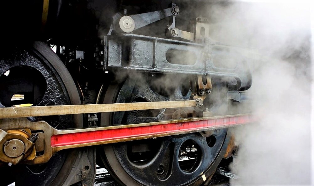 Колёса локомотива в момент начала движения поезда
