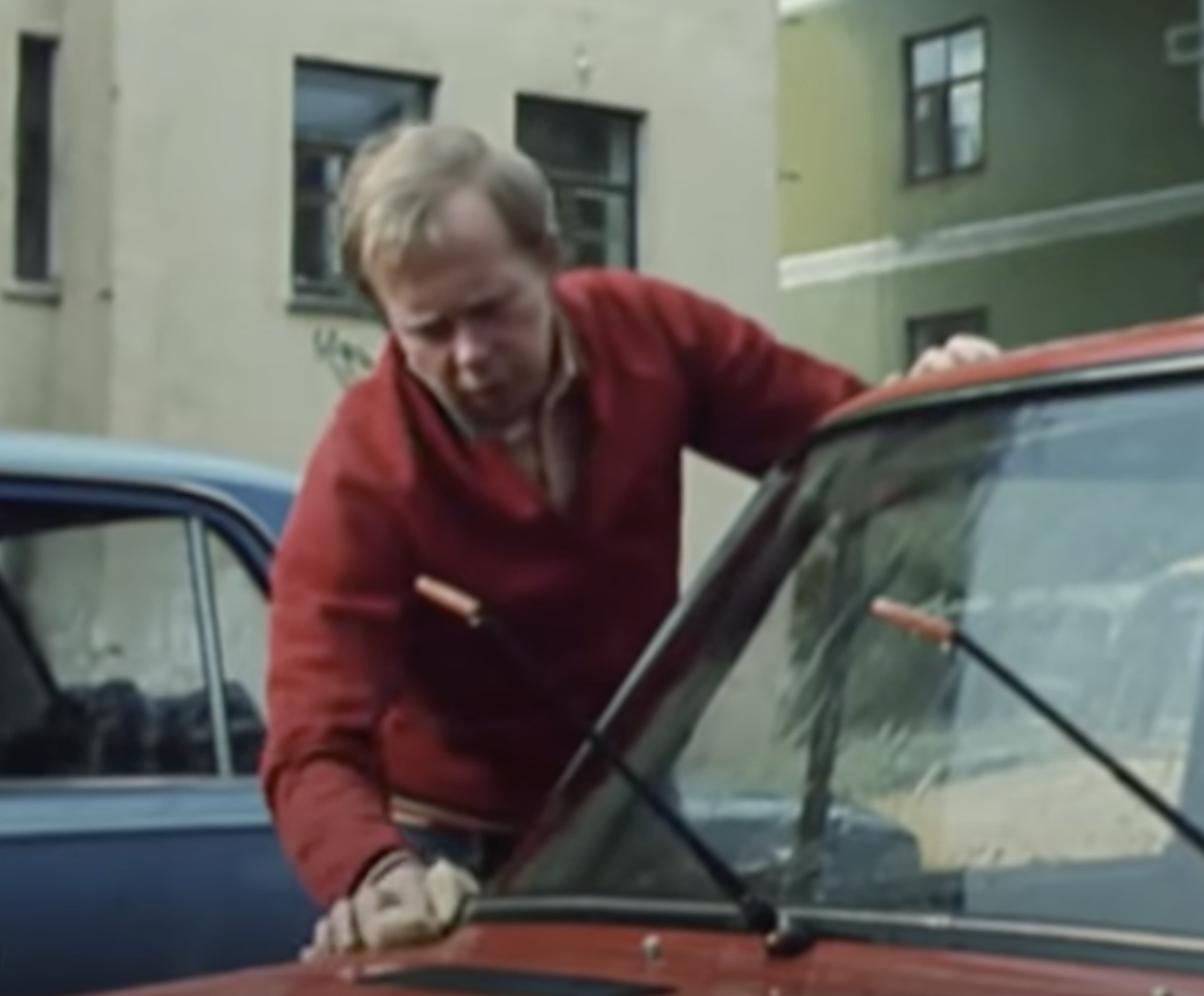 Хорошо видны обрезки медицинского жгута на поводках. Документальный фильм "Папа купил автомобиль!" Кировское телевидение 1984 год.