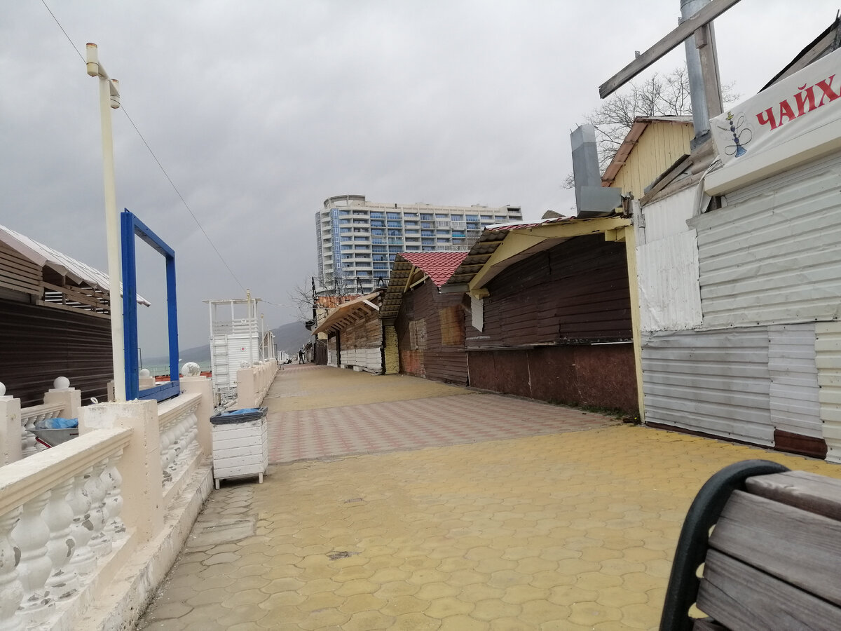 Отобедать у моря не получится, всё заколочено и не совсем красиво