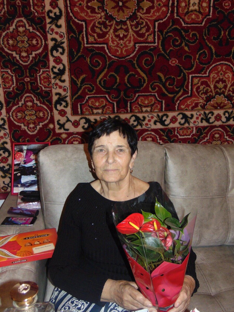 Ольга Григорьевна с букетом цветов, в свои 79 лет. 29 января 2020г.