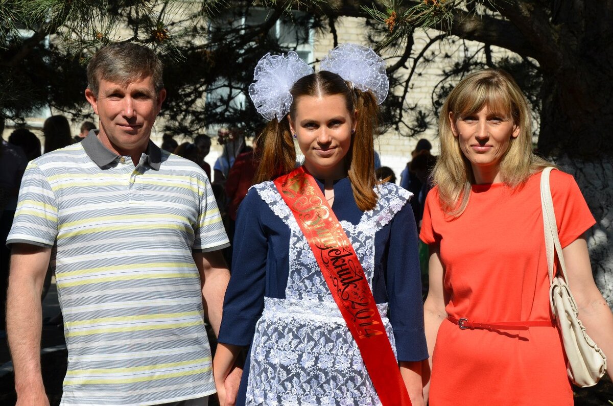 Рита с родителями на Последнем звонке в школе Пятигорска