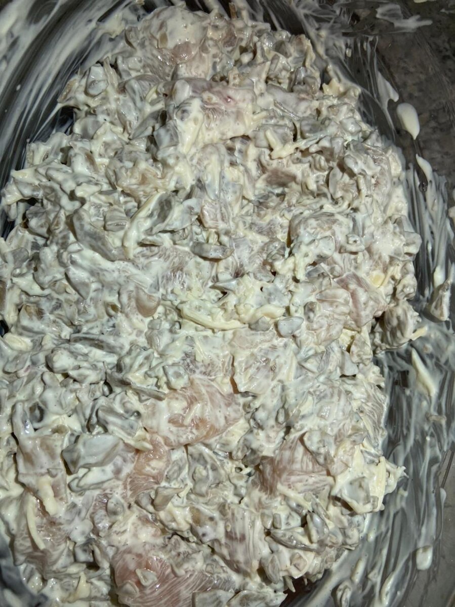 В форме для запекания перемешиваем все ингредиенты ( половину сыра) и убираем в заранее разогретую духовку до 200 градусов на 45 минут . За 10 минут до готовности посыпаем оставшимся сыром . 