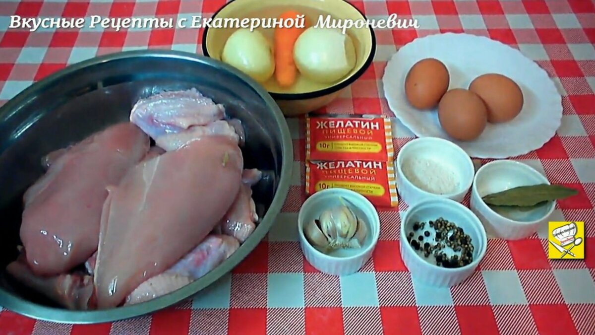 Курицу промыть,залить водой на час, воду слить. Разрезать на крупные куски.Далее-по рецепту. Овощи помыть и почистить.